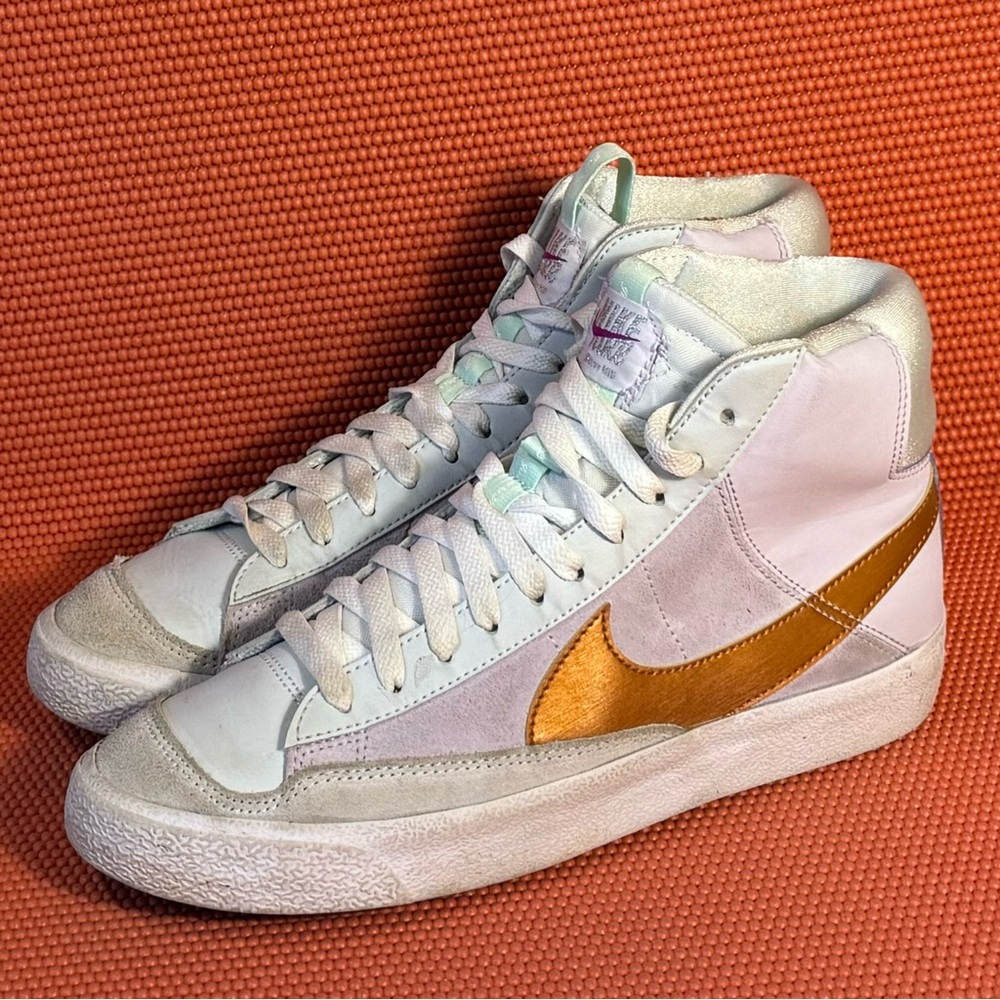 Nike Women's Sneakers White and Gold